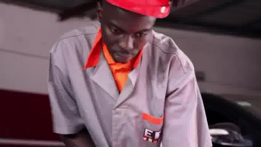 Apprenant EMA en travaux pratiques de carrosserie